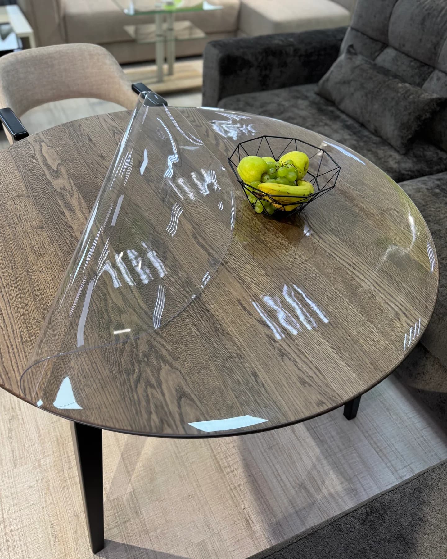 Il legno resta visibile. I segni restano sul tappeto.