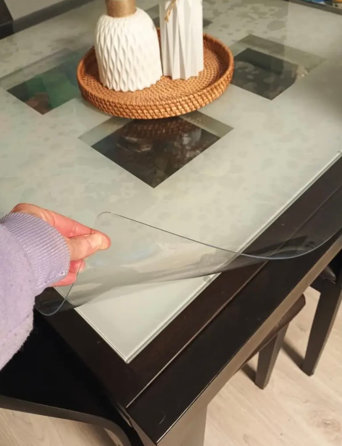 Vetro morbido sul tavolo durante un pranzo in famiglia — foto di un cliente