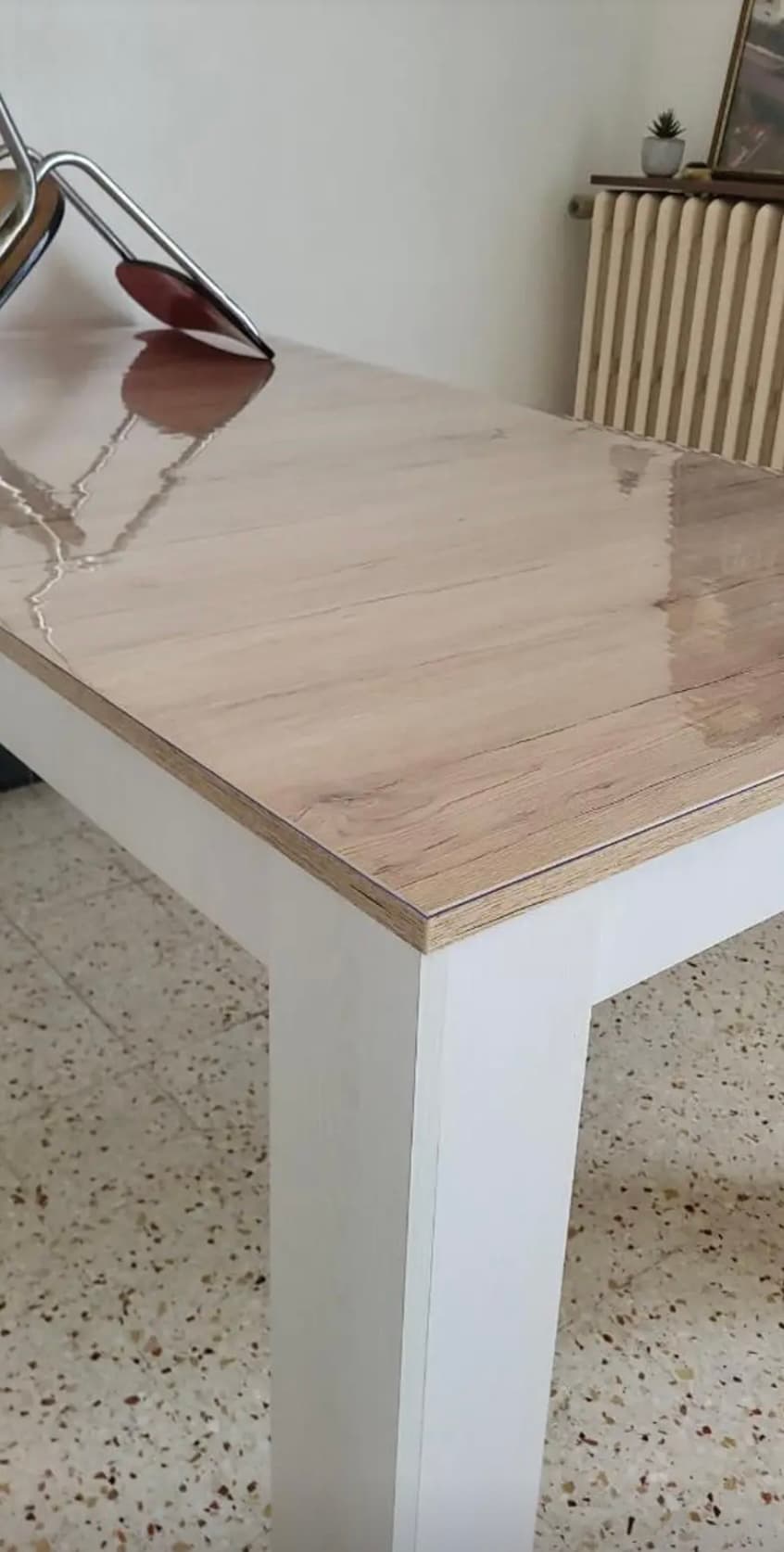Vetro elastico protegge il tavolo dai graffi — a casa di un cliente