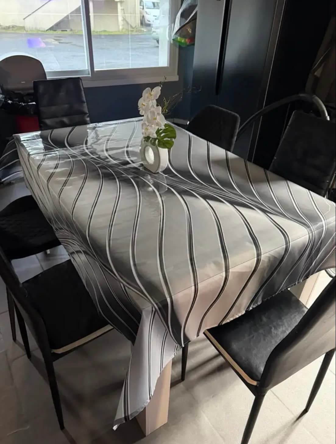 Tappeto in vetro morbido sul tavolo in cucina — foto di un cliente