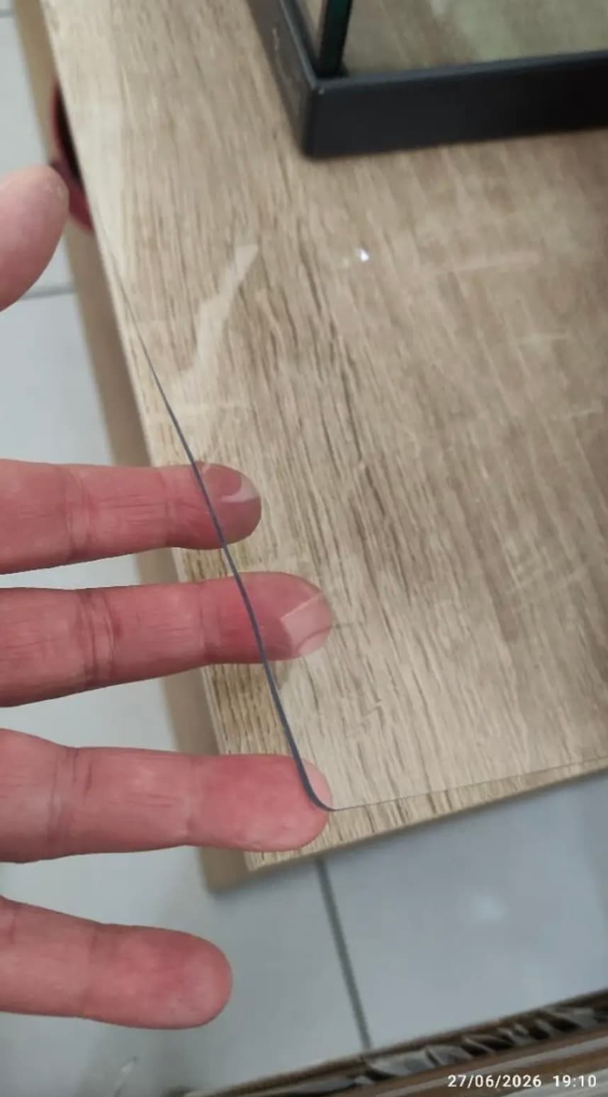 Sottile tappeto trasparente sul tavolo — il piano originale resta visibile