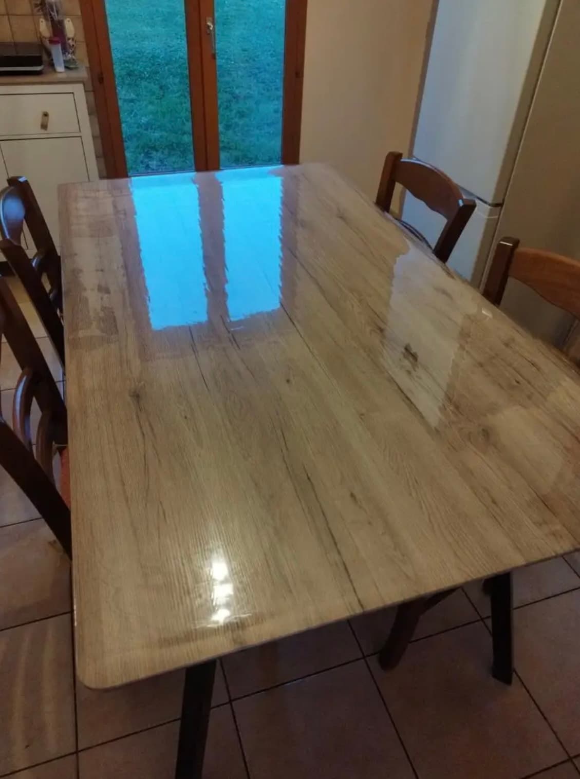 Vetro morbido sul piano del tavolo — foto inviata da un cliente