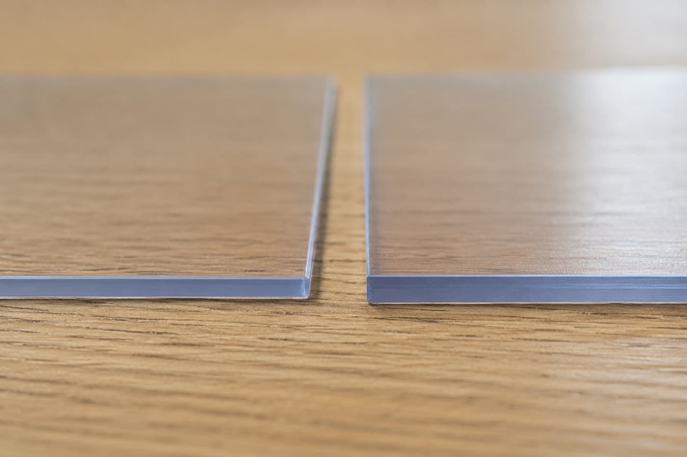 Confronto tra lo spessore del bordo del tappeto protettivo da 1,5 mm e 2,0 mm posti fianco a fianco