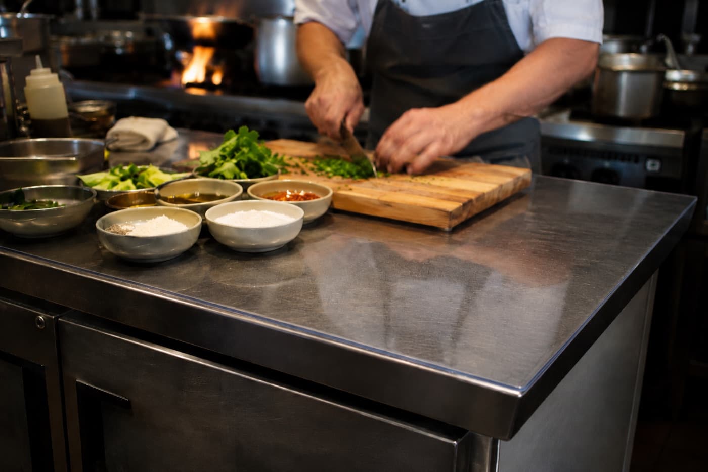 Piani di lavoro nella cucina di un ristorante protetti dal vetro morbido dalle macchie